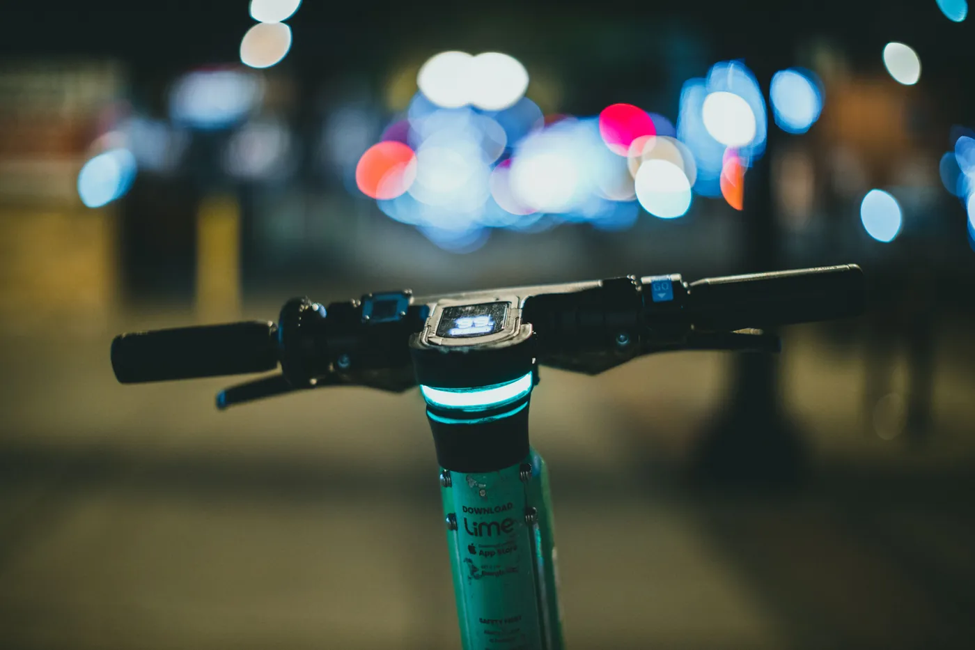 Lenker eines E-Scooters mit beleuchtetem Display