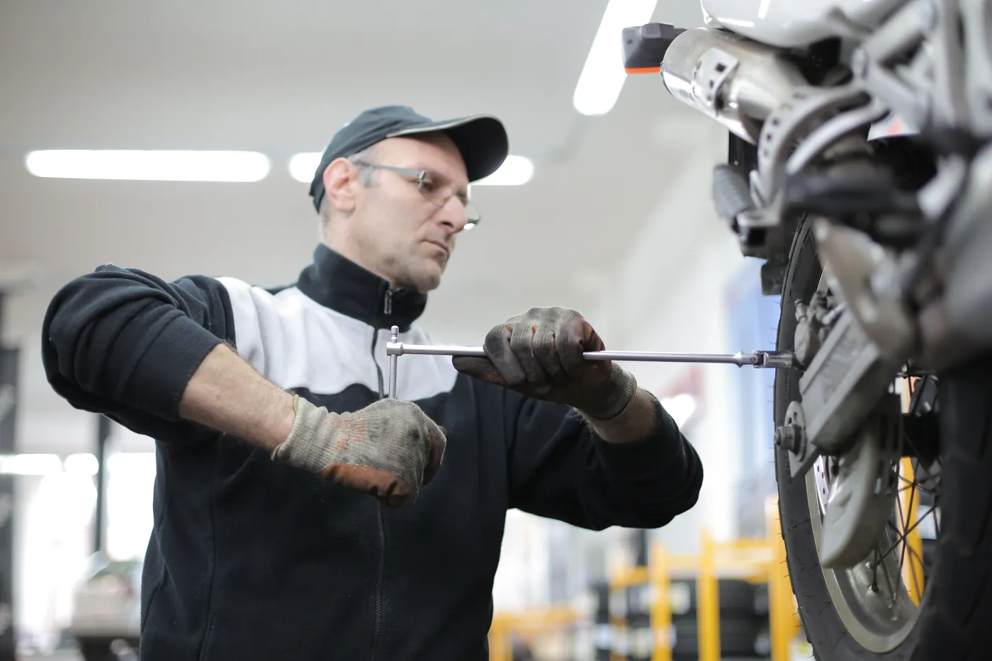 Mechaniker zieht eine Schraube am Rad fest
